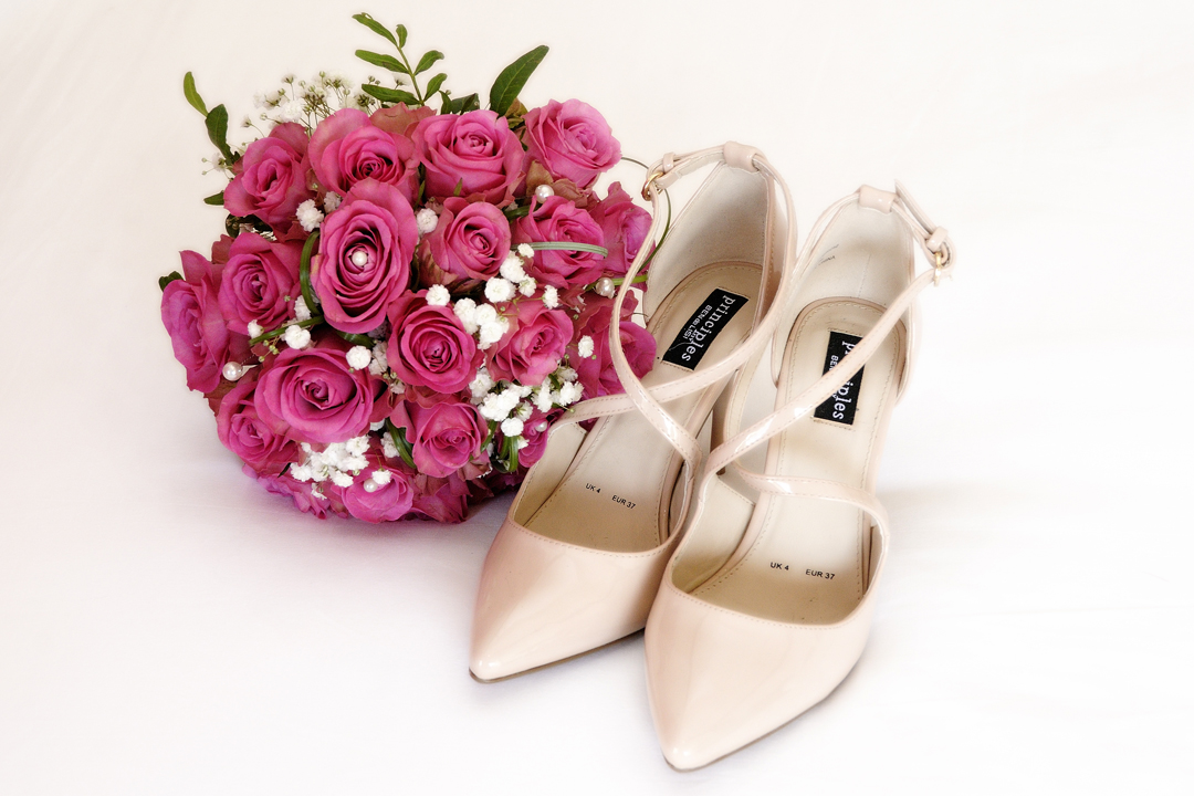 bouquet-wedding-shoes-photography