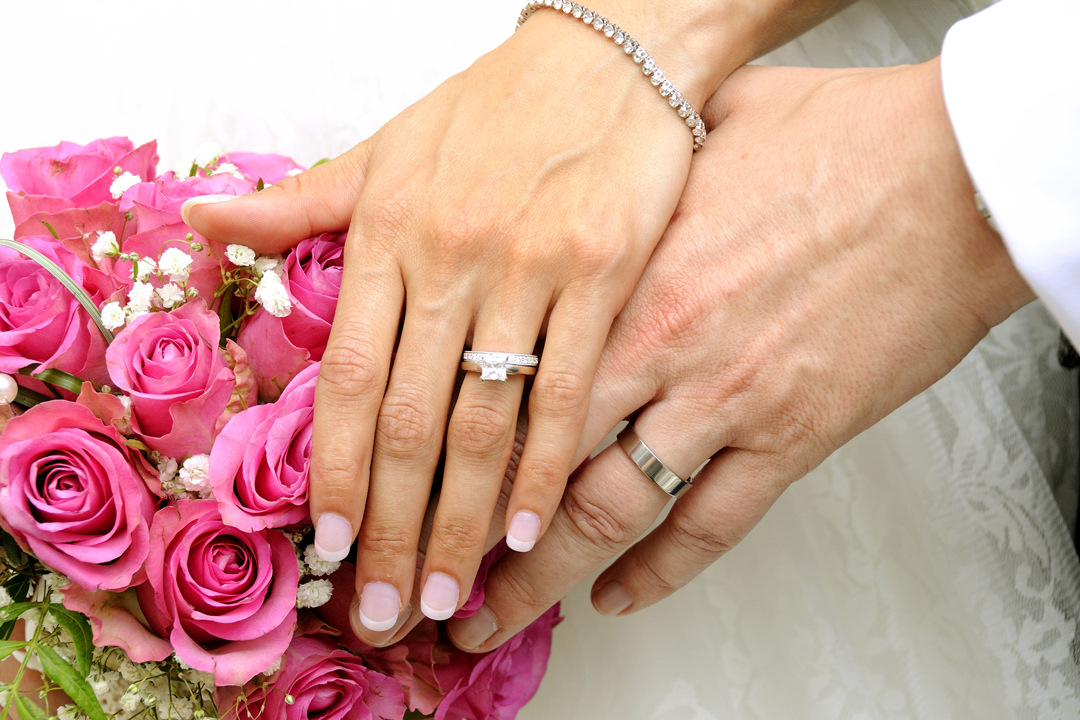 hands-rings-bouquet-wedding-photo